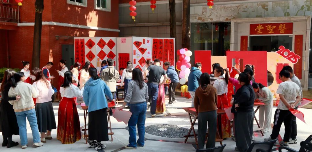 共绘新春文化画卷——白云山耀彩网公司“送万福，，，进万家”迎新春书法活动圆满举行