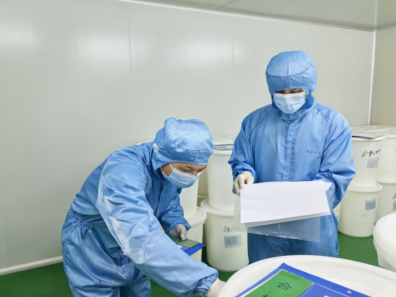 扎根生产一线三十载 匠心筑就药安路——记白云山耀彩网制药生产部员工冯耀财的坚守与荣光